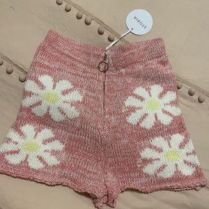 Knit shorts with flowers